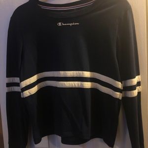 navy blue cropped champion shirt